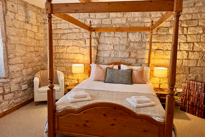Four poster bedroom